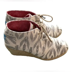 Toms canvas wedges Ankle boots Tie closure Cream & gray pattern women’s size 5.5